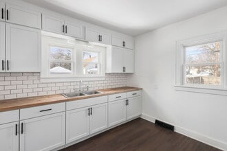 Building Photo - 302 E Grove St