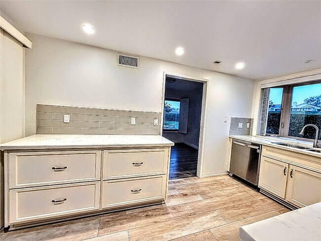 Building Photo - 28506 Barbosa