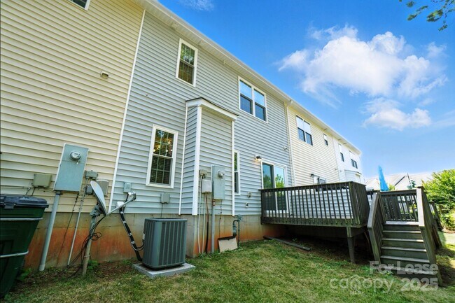 Building Photo - 15554 Stronvar House Ln