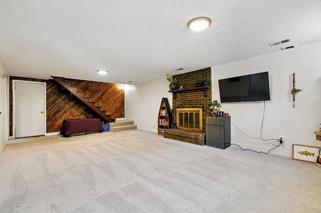 Building Photo - Fabulous 4 BR 3 bath home with fenced back...