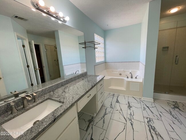 Building Photo - 140 Treasure Palm Dr