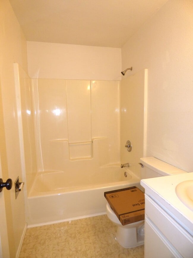 Building Photo - 3 Bed 2 bath home in North Salem!