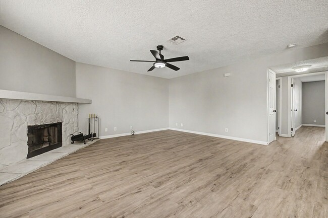 Building Photo - 2 Bedroom Condo just off Summerlin Pkwy w/ views of pool
