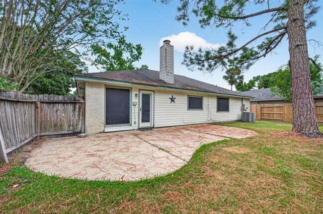 Building Photo - 8607 Greenleaf Lake Dr