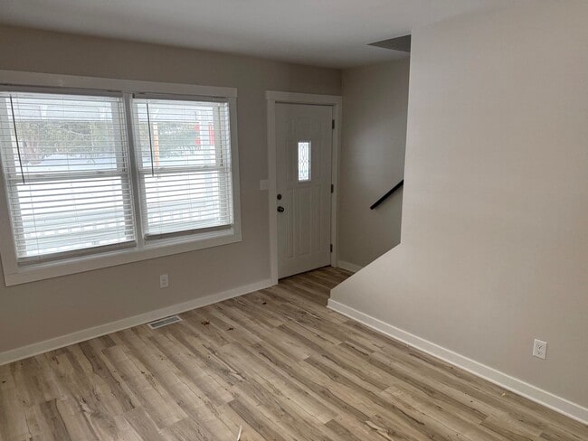 Building Photo - Elizabeth - 321/323