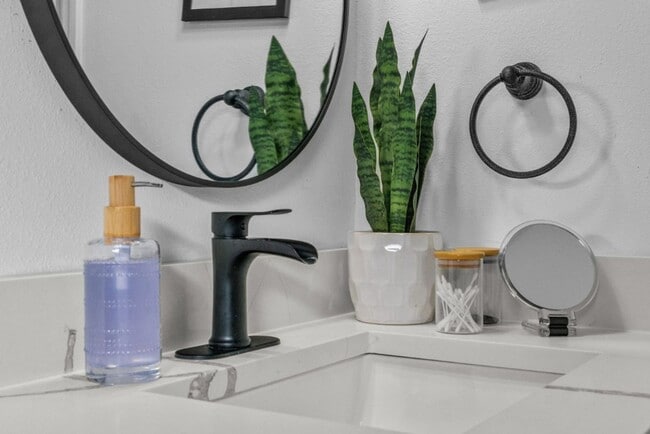 Building Photo - Modern 4BR South Tampa Home | Yard | Near the Bay