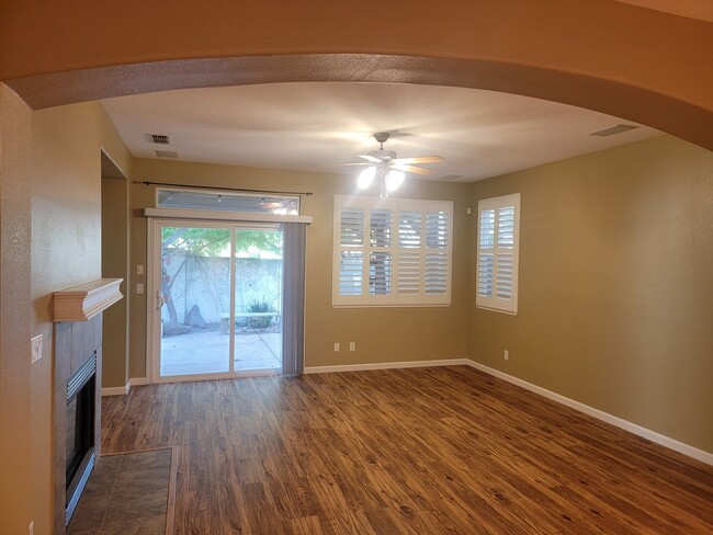 Building Photo - Gorgeous 4 bedroom 2.5 bath with large bon...