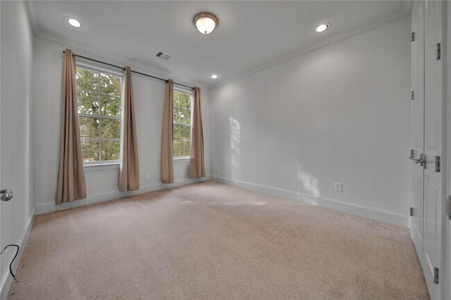 Building Photo - 42 Wooded Park Pl