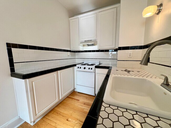 Building Photo - Historic Studio with Murphy Bed, Storage & Prime Alphabet District Location!