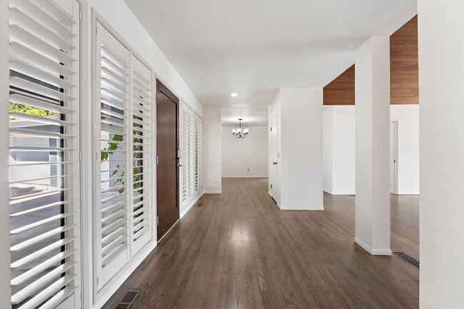 Building Photo - 4-Bedroom Luxury Home for Rent by Portland...