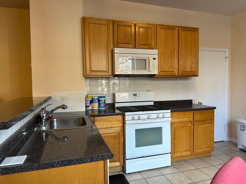 Building Photo - 540 S 48th St