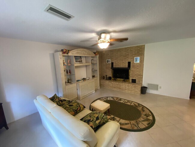 Building Photo - Family and pet friendly ANNUAL LEASE just ...
