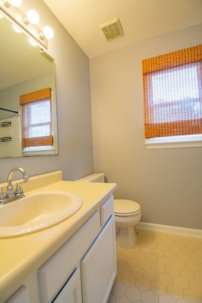 Building Photo - Available Soon! 3 Bedroom 2.5 Bathroom with Large Backyard and 2 Car Garage!