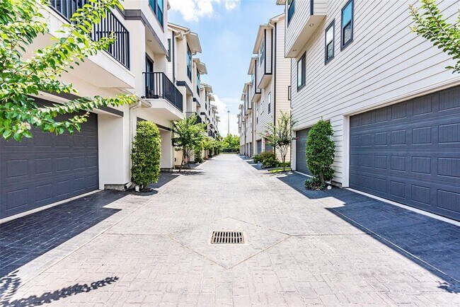 Building Photo - 2510 Chenevert St