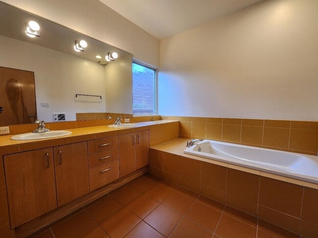Building Photo - 617 Avenida Colima