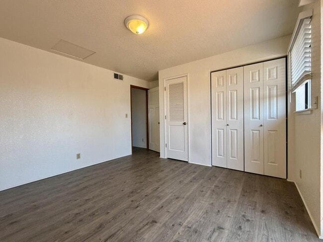 Building Photo - 429 NE Silverwood Pl