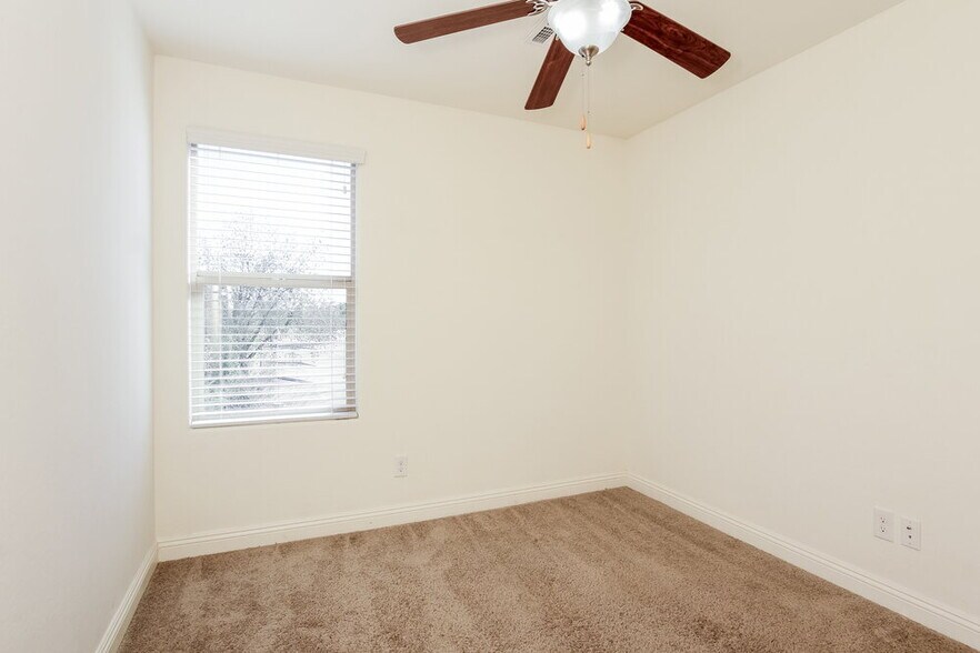 Building Photo - 5521 E Jaeger St