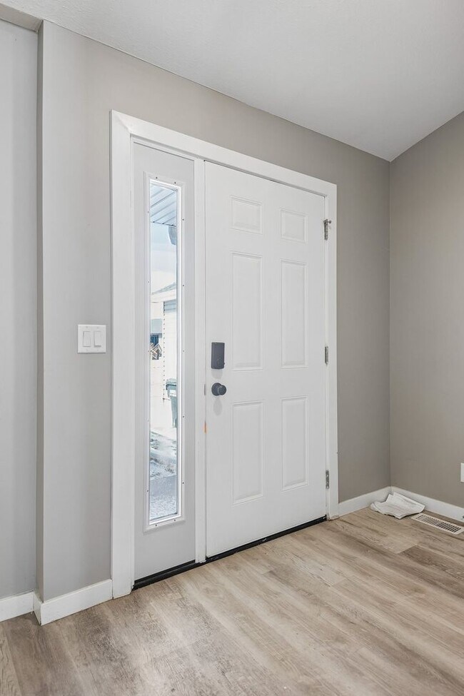Building Photo - 4 Bedroom Townhome