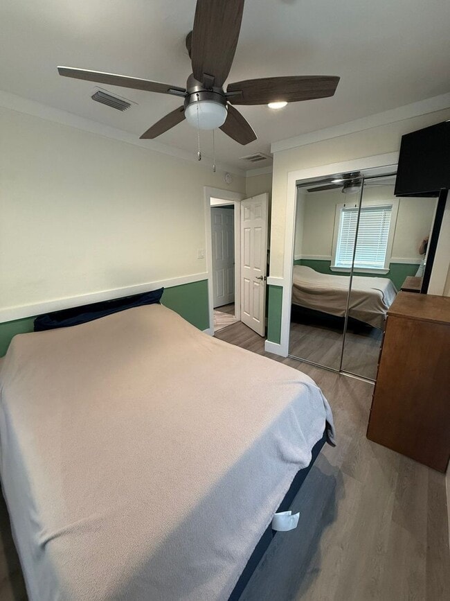 Building Photo - 4 bedroom 1 bath house with a large fenced...