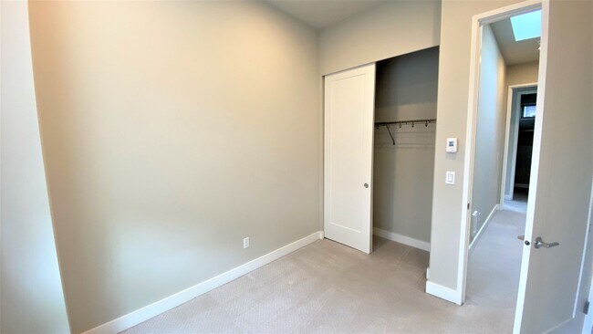 Building Photo - Modern 4BR Townhome in Prime Bellevue | AC | Bellevue Schools | Minutes to Microsoft