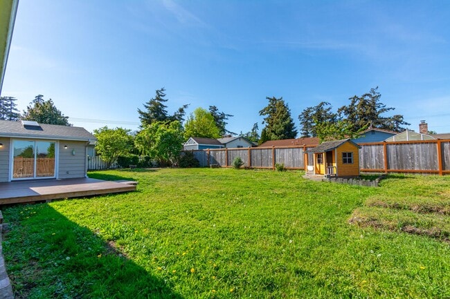 Building Photo - 3 Bedroom 2 Bath Single Story Home - Fenced Backyard