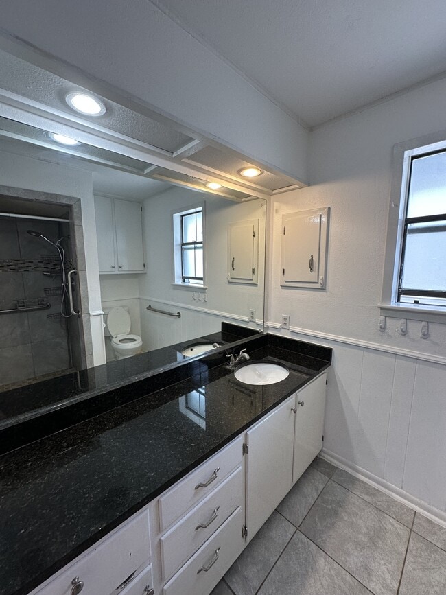 Building Photo - 211 Uecker Dr