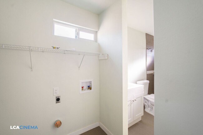 Building Photo - 627 Hood Dr