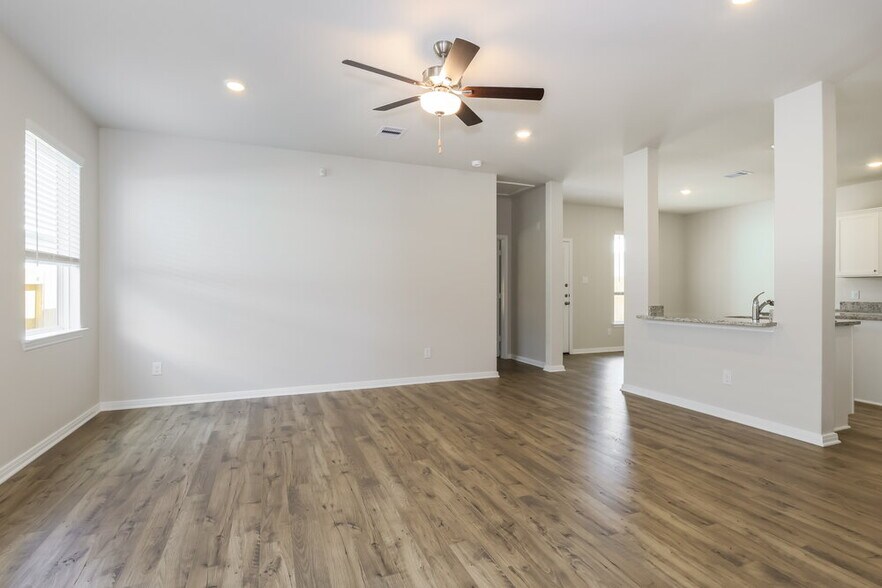 Building Photo - 16426 Honeysuckle Hl Dr