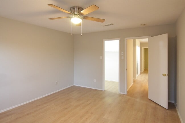 Building Photo - 8230 Golf Green Cir