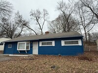 Building Photo - 4 bedrooms 1 Full bathroom. The house is v...