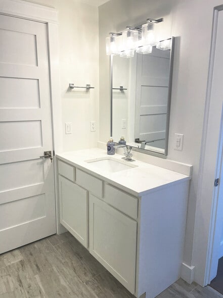 Full Bath 1 - 117 W Water St