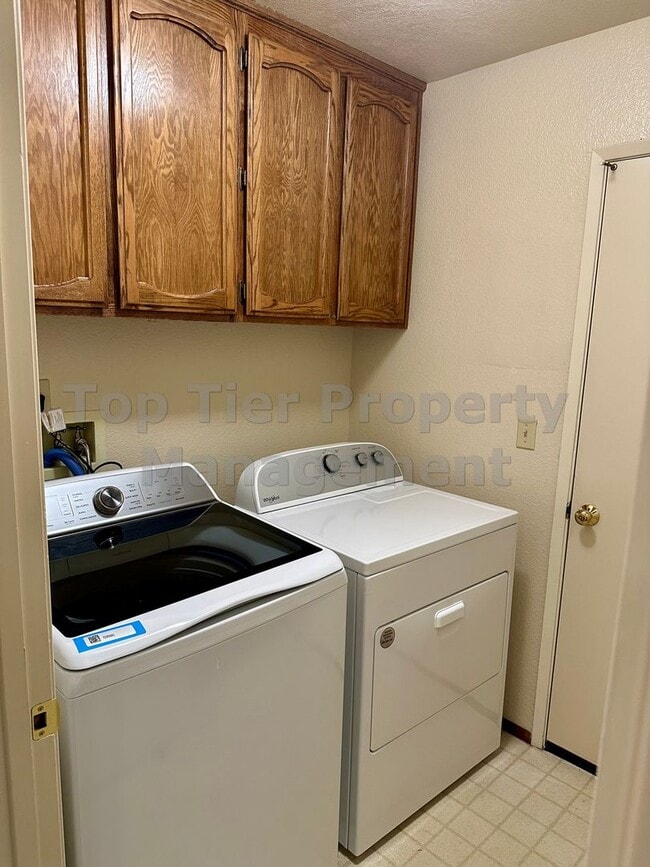 Building Photo - Spacious 4 Bed/2 Bath /1,970 square foot h...
