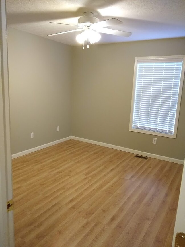 Building Photo - 2 bedroom Townhome: Oaklawn Park!