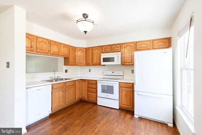 Building Photo - 6 Sandview Ct
