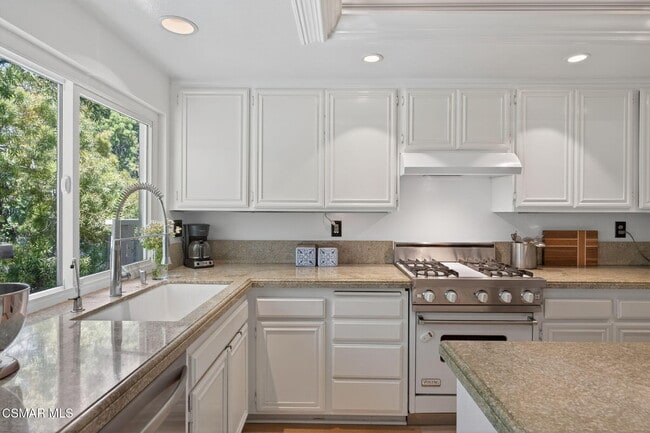 Building Photo - 867 Portola Rd