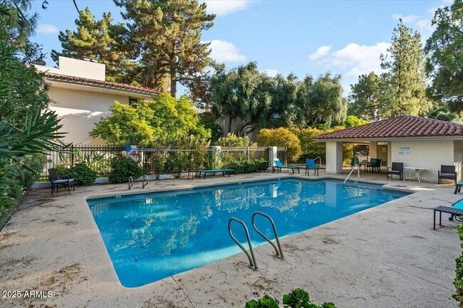 Building Photo - 5200 S Lakeshore Dr