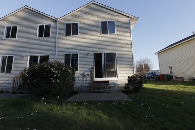 Building Photo - 3 Bedroom 2.5 Bathroom  Townhome