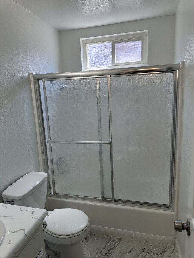 Building Photo - Modesto 2 Bedroom 1 Bathroom Town Home