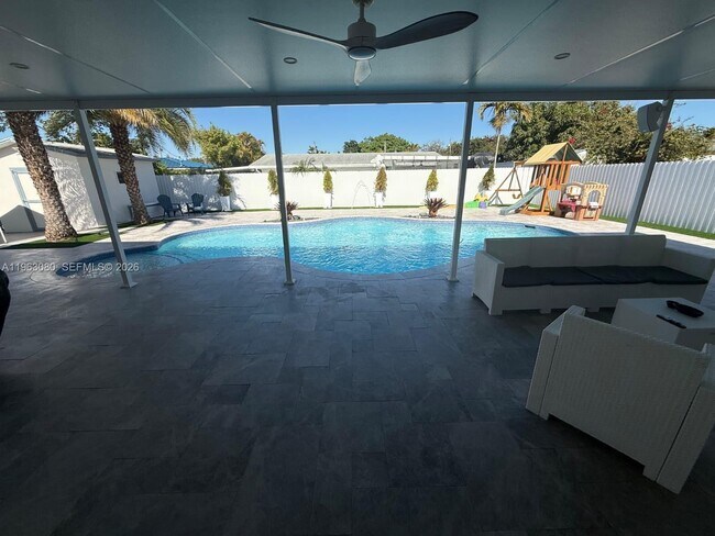 Building Photo - 9611 Jamaica Dr