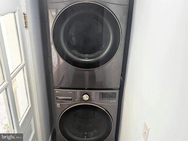 Building Photo - 306 Farnsworth Ave