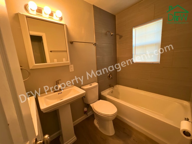 Building Photo - 1605 NW Irwin Ave