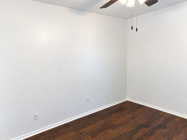 Building Photo - 1015 E Yager Ln