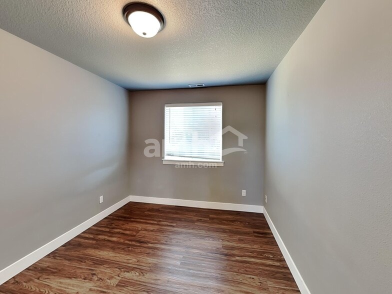 Building Photo - 480 Tulip Ave