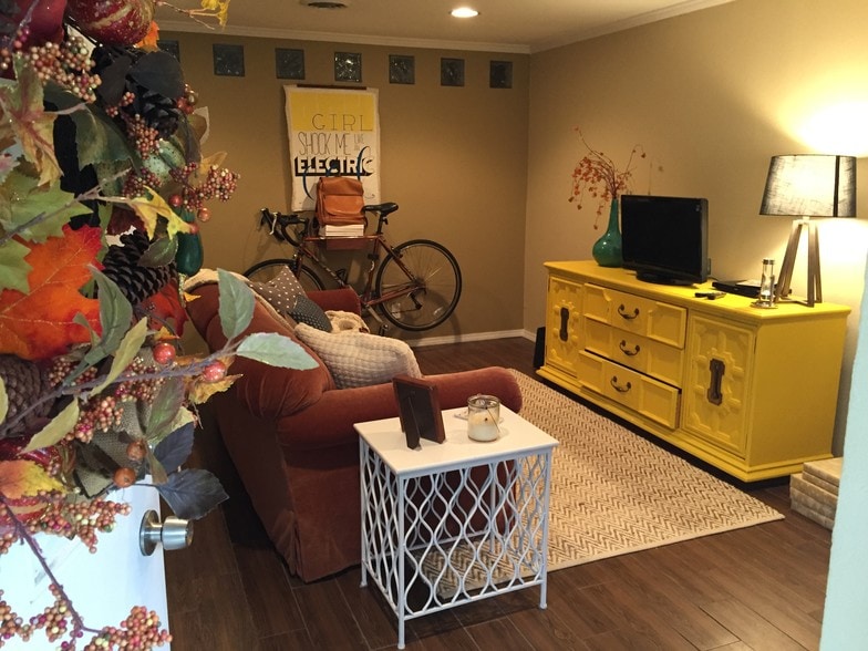 Entry/Living Room furnished - 1441 S Frisco Ave