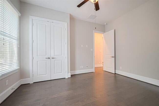 Building Photo - 11007 Acorn Falls Dr