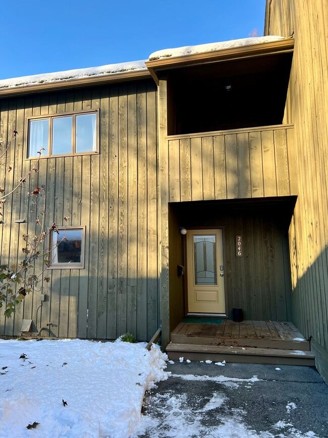 Building Photo - Available in July! Pet Friendly Fully Furn...