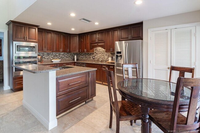 Building Photo - 2385 SW Creekside Dr