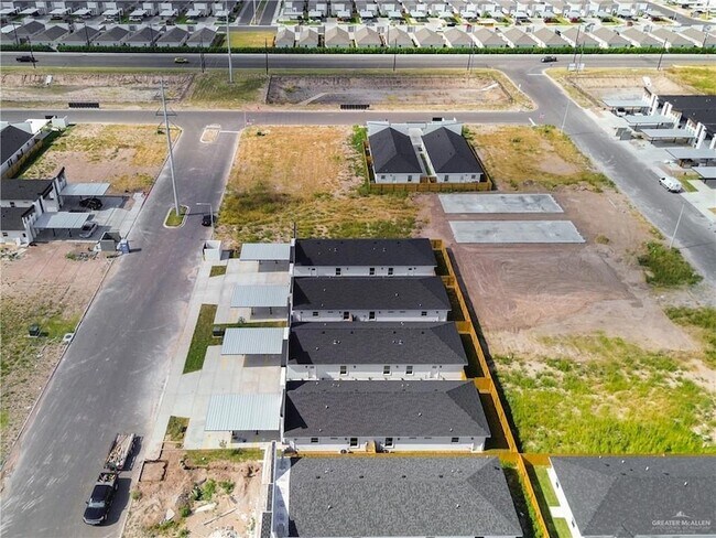 Building Photo - 608 N Onyx Ave