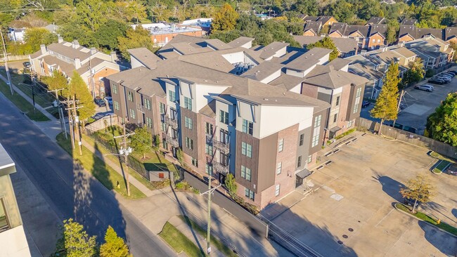 Building Photo - 2 Bedroom Condo Near LSU in a gated community