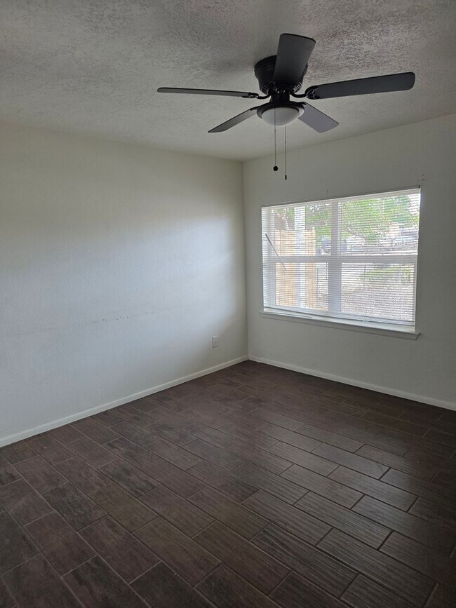 Building Photo - Close in West Side 2 bedroom 1.75/ba 1/cg
